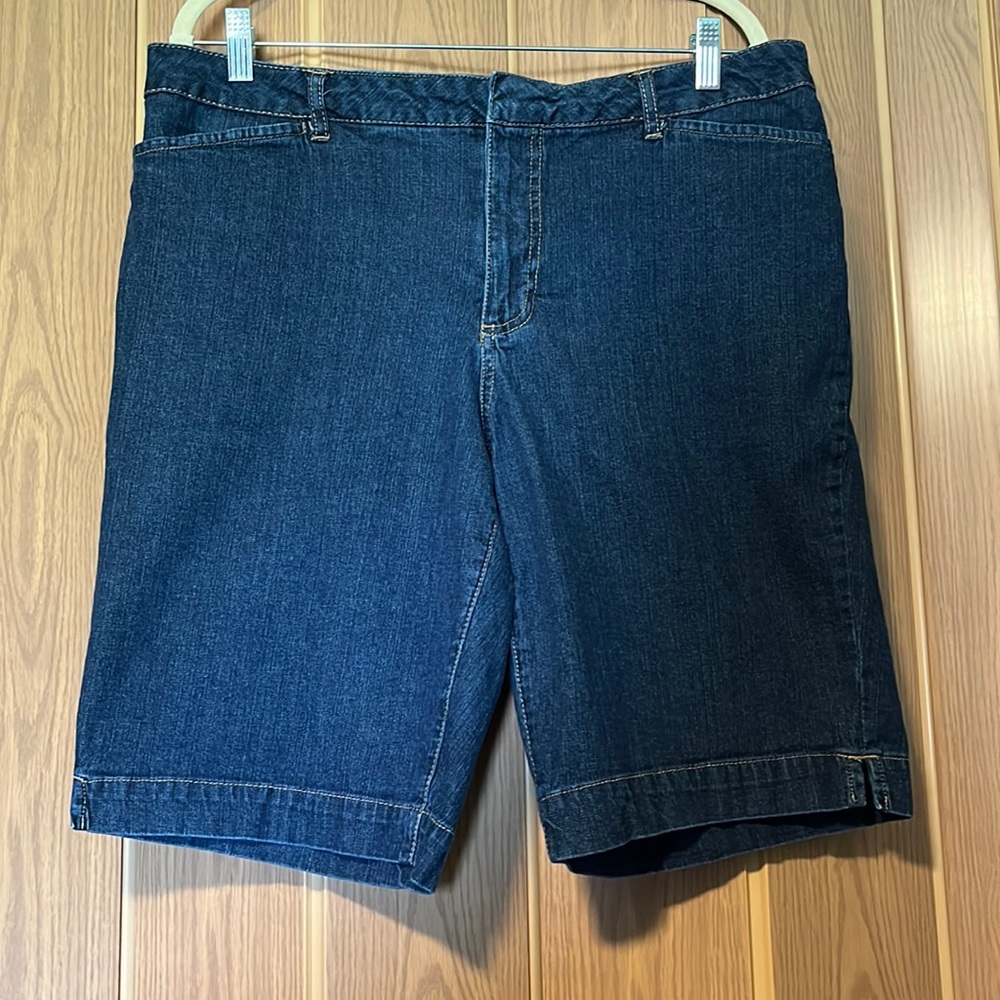 Women’s Faded Glory stretch 4-pocket jean shorts, size 16. Good condition.